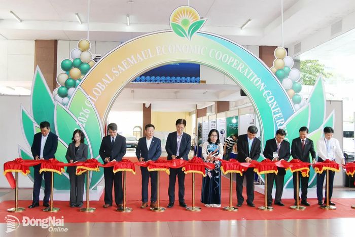 Các đại biểu cắt băng khai mạc Không gian trưng bày, giới thiệu các sản phẩm Việt Nam - Hàn Quốc tại diễn đàn. Ảnh: Hồng Hân