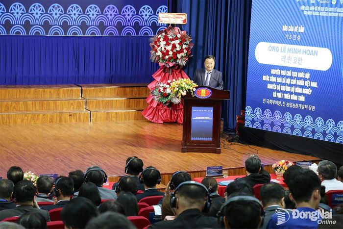 Ông Lê Minh Hoan, nguyên Phó Chủ tịch Quốc hội, nguyên Bộ trưởng Bộ Nông nghiệp và Phát triển nông thôn (trước đây) chia sẻ báo cáo đề dẫn tại diễn đàn. Ảnh: Hồng Hân