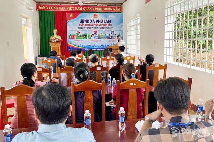 Xã Phú Lâm triển khai giải quyết thủ tục hành chính lưu động tại ấp Phú Sơn trong chương trình “Ngày thứ 7 phục vụ nhân dân”. Ảnh: ĐPCC