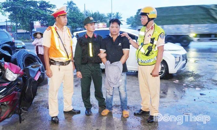 Đối tượng và xe ô tô bị tạm giữ.