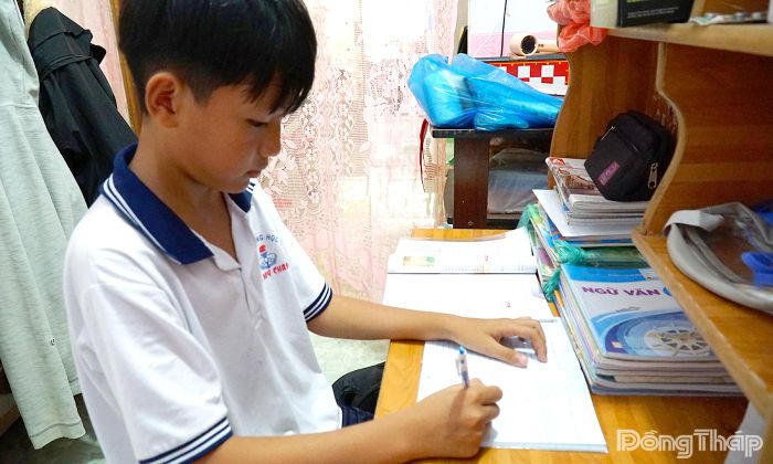 Dù gia đình khó khăn nhưng em Nguyễn Lâm Bảo Anh vẫn chăm chỉ học tập.