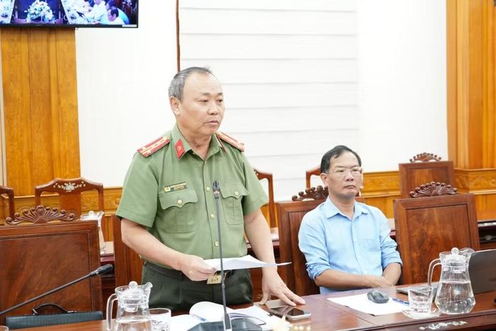  Đại diện lãnh đạo Công an tỉnh báo cáo các phương án phòng chống thiên tai của lực lượng công an. Ảnh: N.H 
