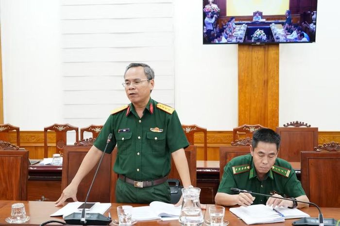  Đại diện Bộ Chỉ huy Quân sự tỉnh báo cáo các phương án phòng chống thiên tai trên địa bàn tỉnh. Ảnh: N.H 