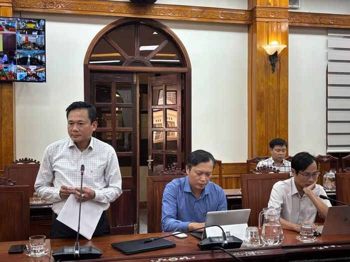 Đại diện lãnh đạo Sở Nông nghiệp và Môi trường báo cáo tình hình chuẩn bị phòng chống thiên tai trên địa bàn tỉnh. Ảnh: N.H 