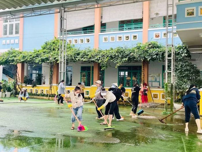  Trước diễn biến thời tiết ngày càng phức tạp, các đơn vị trường học chủ động triển khai biện pháp ứng phó phù hợp. Ảnh: T.D 