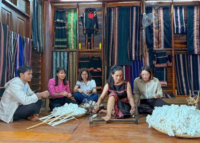  Phát triển du lịch cộng đồng góp phần bảo tồn văn hóa, nghề truyền thống ở làng Kép. Ảnh: Hoàng Ngọc 