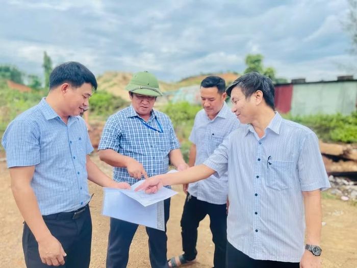  Lãnh đạo xã Hoài Ân kiểm tra thực địa vị trí xây dựng nhà máy. Ảnh: T.Q 