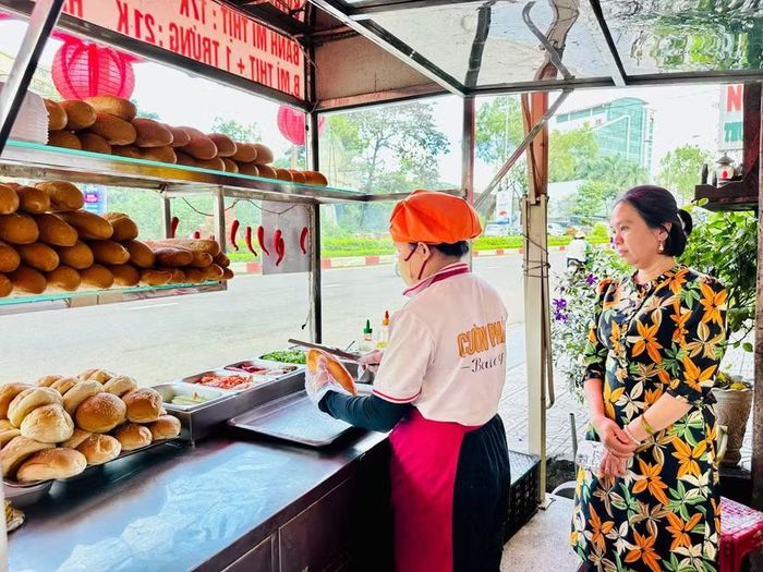 Đoàn kiểm tra của Chi cục An toàn vệ sinh thực phẩm tỉnh phối hợp với các địa phương tổ chức khảo sát mô hình điểm Bánh mì an toàn Gia Lai. Ảnh: Như Nguyện