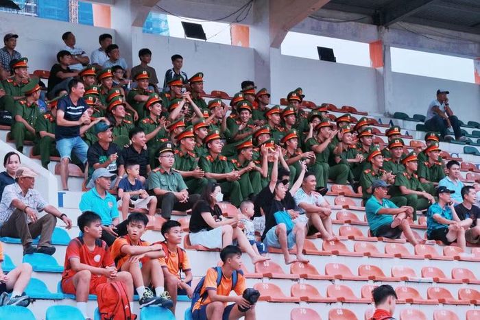  Đông đảo cổ động viên đến các khán đài sân vận động Quy Nhơn, tạo nên bầu không khí sôi động cho trận chung kết. Ảnh: H.V 