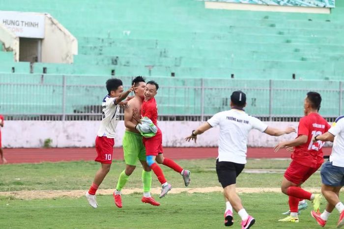  Các cầu thủ phường Bình Định vỡ òa niềm vui sau khi giành chiến thắng trên chấm luân lưu. Ảnh: H.V 