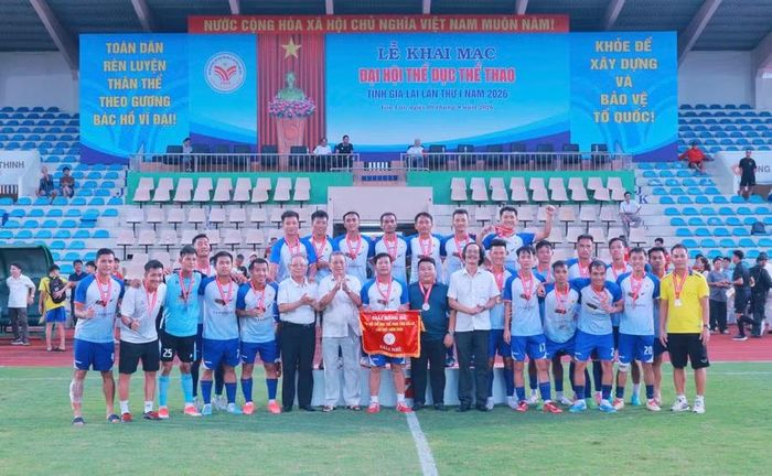 Giải nhì thuộc về đội bóng Công an tỉnh Gia Lai. Ảnh: H.V 