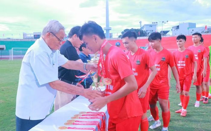  Trao huy chương cho các đội bóng đạt thành tích tại Đại hội TDTT môn bóng đá tỉnh Gia Lai. Ảnh: H.V 