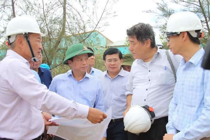 Đại diện nhà đầu tư dự án Bến cảng Phù Mỹ (bìa trái) cùng chuyên gia Nhật Bản báo cáo tiến độ triển khai đến lãnh đạo tỉnh. Ảnh: Trọng Lợi