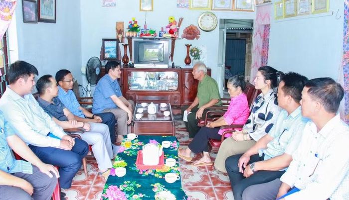 Đồng chí Trương Văn Đạt - Ủy viên Ban Thường vụ Tỉnh ủy, Phó Chủ tịch Thường trực HĐND tỉnh Gia Lai thăm hỏi, động viên gia đình ông ông Trịnh Quang Lục (bệnh binh ở thôn Yên Phú, xã Ia Hiao). Ảnh: N.T