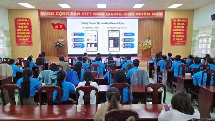 Đại diện VNPT Pleiku giới thiệu, hướng dẫn sử dụng mô hình “Tư vấn pháp luật và trợ lý ảo AI Công đoàn trực tuyến”. Ảnh: Sơn Ca