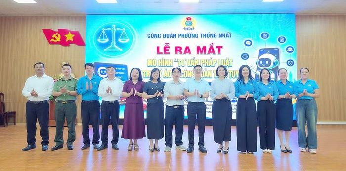 Các đại biểu tham dự lễ ra mắt mô hình “Tư vấn pháp luật và trợ lý ảo AI Công đoàn trực tuyến”. Ảnh: Sơn Ca