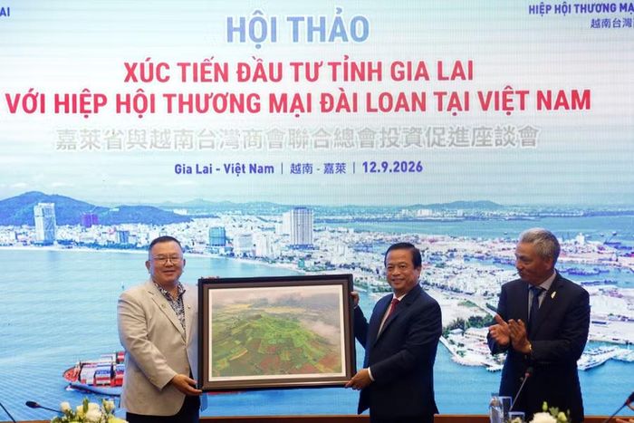  Ông Hồng Chí Hoa - Chủ tịch Hiệp hội Thương mại Đài Loan nhận quà lưu niệm từ Phó Chủ tịch Thường trực UBND tỉnh Nguyễn Tuấn Thanh (thứ 2 từ phải sang). Ảnh: H.P 