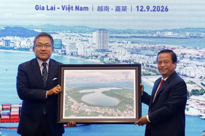  Phó Chủ tịch Thường trực UBND tỉnh Nguyễn Tuấn Thanh (bên phải) tặng quà lưu niệm cho Văn phòng Kinh tế và Văn hóa Đài Bắc tại Việt Nam. Ảnh: H.P 