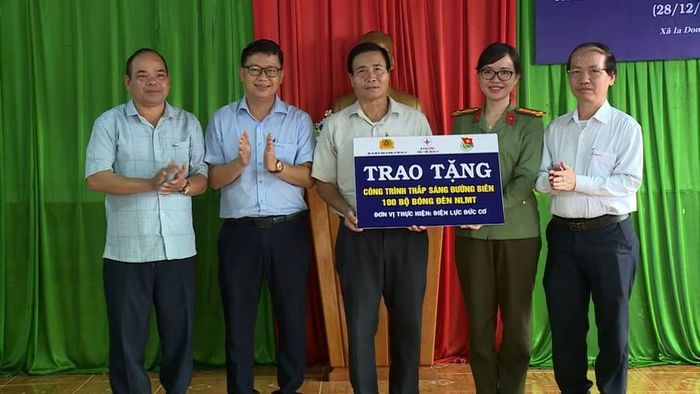  Đại diện Công an tỉnh Gia Lai, PC Gia Lai trao tặng công trình “Thắp sáng đường biên” cho thôn Mook Đen, xã Ia Dom. Ảnh: Minh Trung 