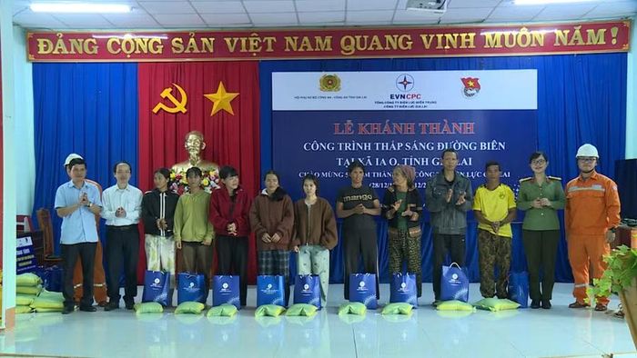  Tặng quà cho các hộ gia đình khó khăn tại xã Ia O. Ảnh: Minh Trung 