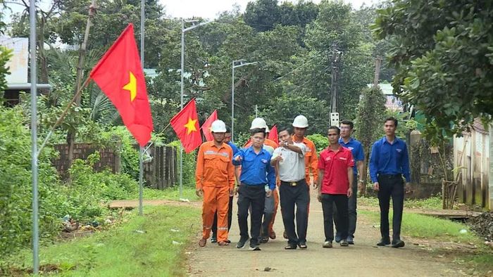  Đèn năng lượng mặt trời được lắp đặt trên các cột thép có giá treo cờ Tổ quốc tại một tuyến đường ở thôn Mook Đen, xã Ia Dom. Ảnh: Minh Trung 