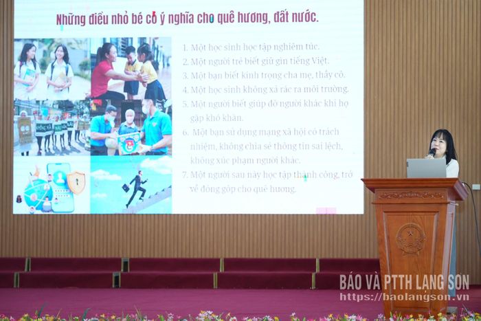 Giáo viên của nhà trường trình bày nội dung giáo dục lòng yêu nước, niềm tự hảo dân tộc cho các em học sinh