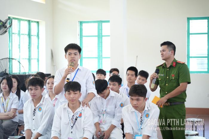 Cán bộ Công an tỉnh trao đổi với học sinh của nhà trường tại chương trình