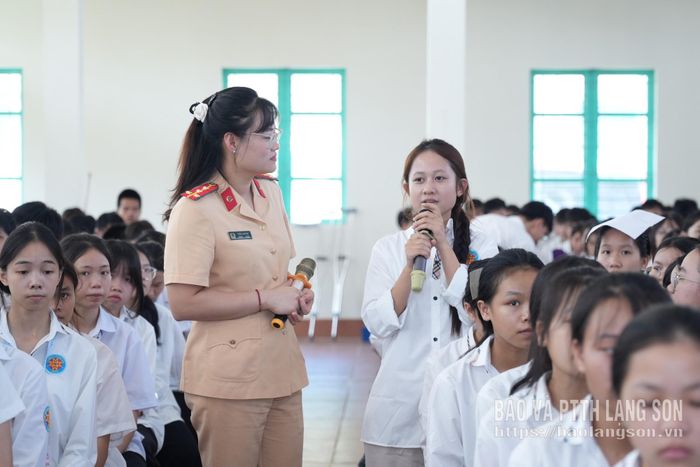 Học sinh nhà trường trả lời câu hỏi giao lưu từ cán bộ Công an tỉnh