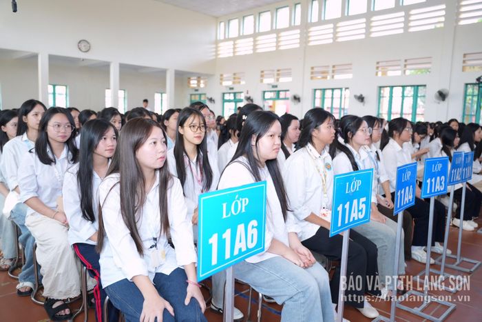 Các em học sinh tham gia chương trình