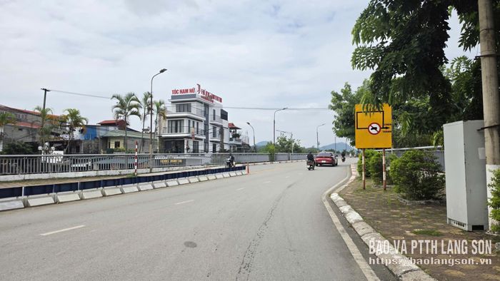 Cầu Đông Kinh đang được khai thác bình thường, không có chuyện cấm xe tải qua lại