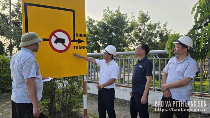 Lãnh đạo Sở Xây dựng trao đổi về nội dung biển báo giao thông