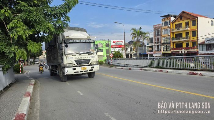 Xe tải vẫn lưu thông bình thường qua cầu Đông Kinh
