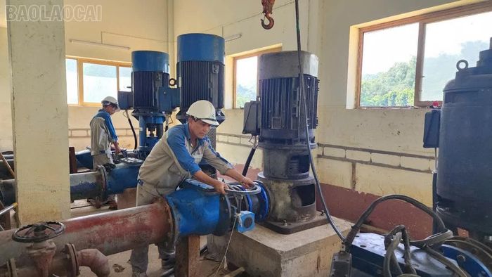 Chi nhánh Cấp nước Lào Cai vận hành trạm bơm cấp 1 trên suối Ngòi Đum để cấp nước tạm thời cho Nhà máy nước sạch Cốc San.