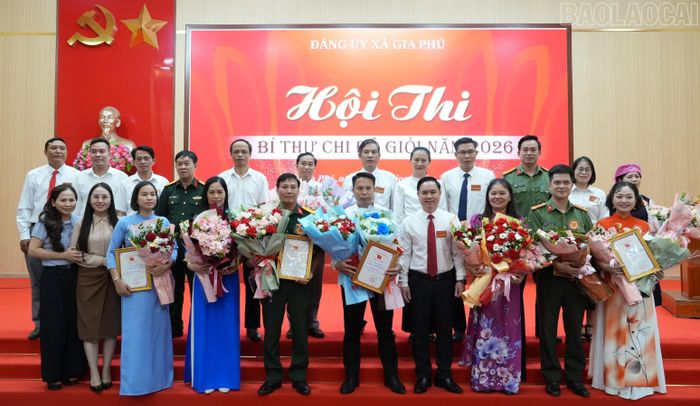 Trao giải cho các thí sinh.