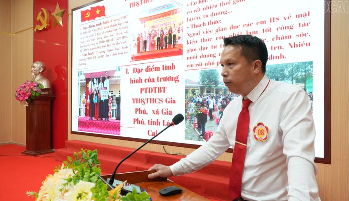 Các thí sinh tranh tài tại các phần thi.