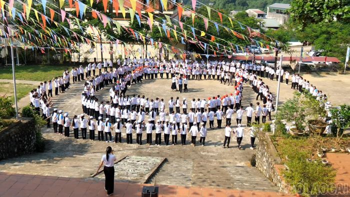 Sau sáp nhập, Trường Tiểu học và THCS Cốc San có gần 2.000 học sinh, tăng gấp 6 lần so với trước.