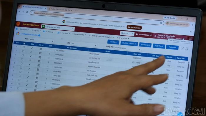 Sử dụng phần mềm khác nhau khiến việc đồng bộ dữ liệu học sinh sau sáp nhập gặp nhiều khó khăn.