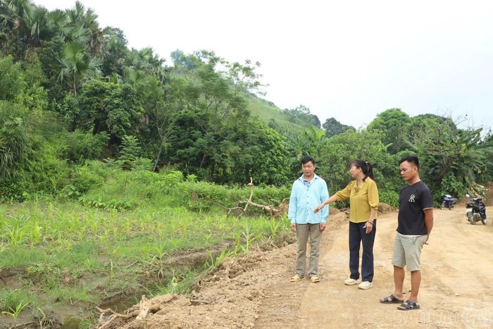 Ông Triệu Văn Thành (áo xanh, bên trái) mong muốn cơ quan chức năng nhanh chóng hoàn thiện thủ tục chỉnh lý "bìa đỏ" sau khi hiến đất.