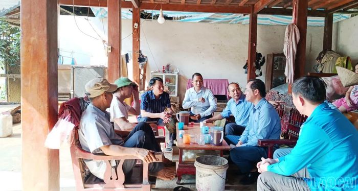 Chính quyền xã Mỏ Vàng tuyên truyền, vận động người dân dịch rào, hiến đất mở rộng đường giao thông.
