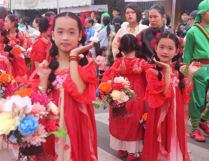 Những thiếu nữ gánh hoa tại Lễ hội Nghinh Ông