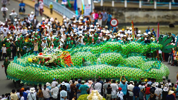 Rồng xanh lớn nhất Việt Nam biểu diễn trong Lễ hội Nghinh Ông tại Phan Thiết
