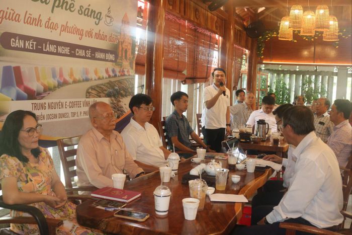 Khung cảnh "Cà phê sáng lãnh đạo phường Phú Thủy với người dân" TDP 5