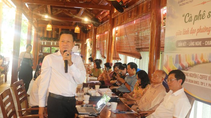 Ông Nguyễn Văn Hiệp, Trưởng Điện lực Phan Thiết trả lời ý kiến phản ánh của người dân