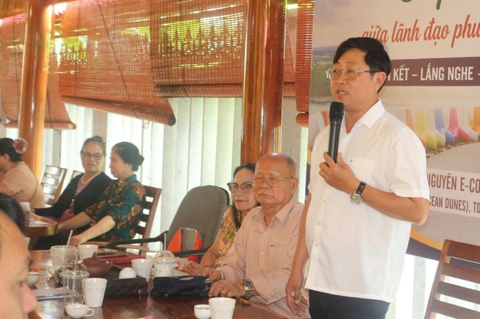 Tỉnh uỷ viên, Bí thư Đảng ủy phường Phú Thủy Nguyễn Hữu Thông chia sẻ với người dân TDP 5