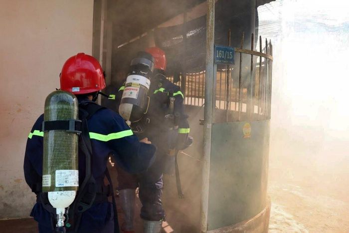 Lực lượng chức năng diễn tập phòng cháy chữa cháy và cứu nạn cứu hộ tại phường Phan Thiết