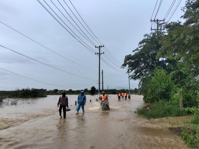 Xã Hàm Thạnh đã chủ động bố trí lực lượng tại các khu vực xung yếu, thường xuyên ngập sâu để hỗ trợ người dân