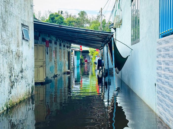 Nhiều khu phố bị ngập sâu, ảnh hưởng việc đi lại của người dân