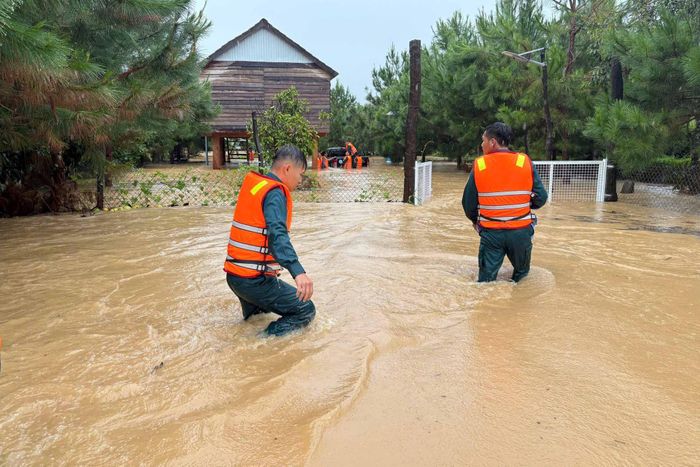Lực lượng chức năng các phường khu vực Bảo Lộc đã khẩn trương huy động, hỗ trợ người dân di dời con người, tài sản tại những nơi ngập nặng trong mùa mưa năm 2025