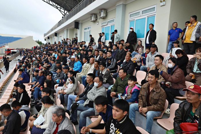 Người hâm mộ Lâm Đồng được sống trong cảm giác cuồng nhiệt với bóng đá