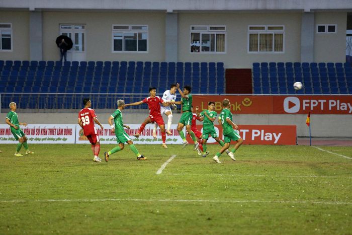 Trong hiệp 1, bên phía CLB TP Hồ Chí Minh có ít nhất 3 cơ hội dẫn đến bàn thắng